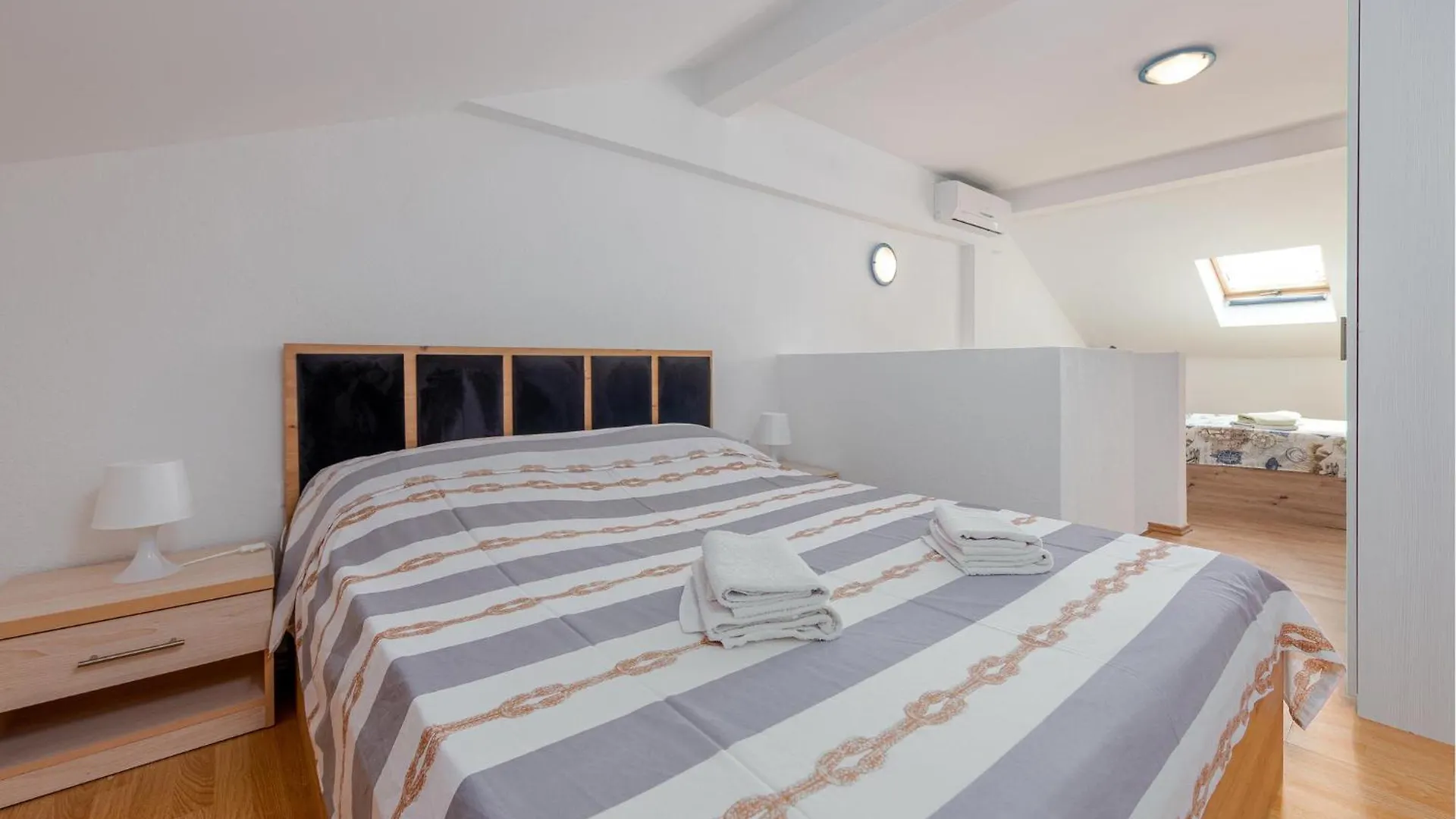Vakantiehuis Amazing home in Pag with 6 Bedrooms, WiFi&Outdoor swimming pool Pag Town