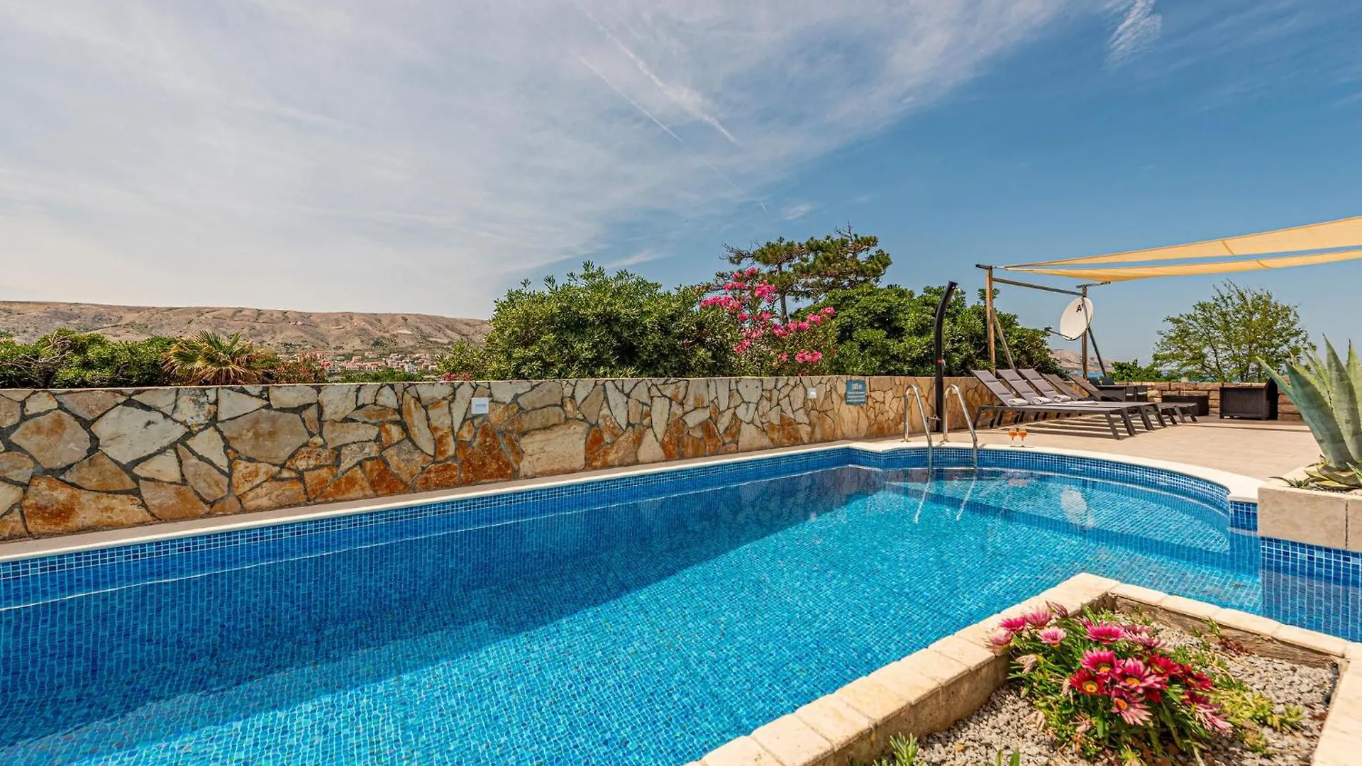 Vakantiehuis Amazing home in Pag with 6 Bedrooms, WiFi&Outdoor swimming pool Pag Town