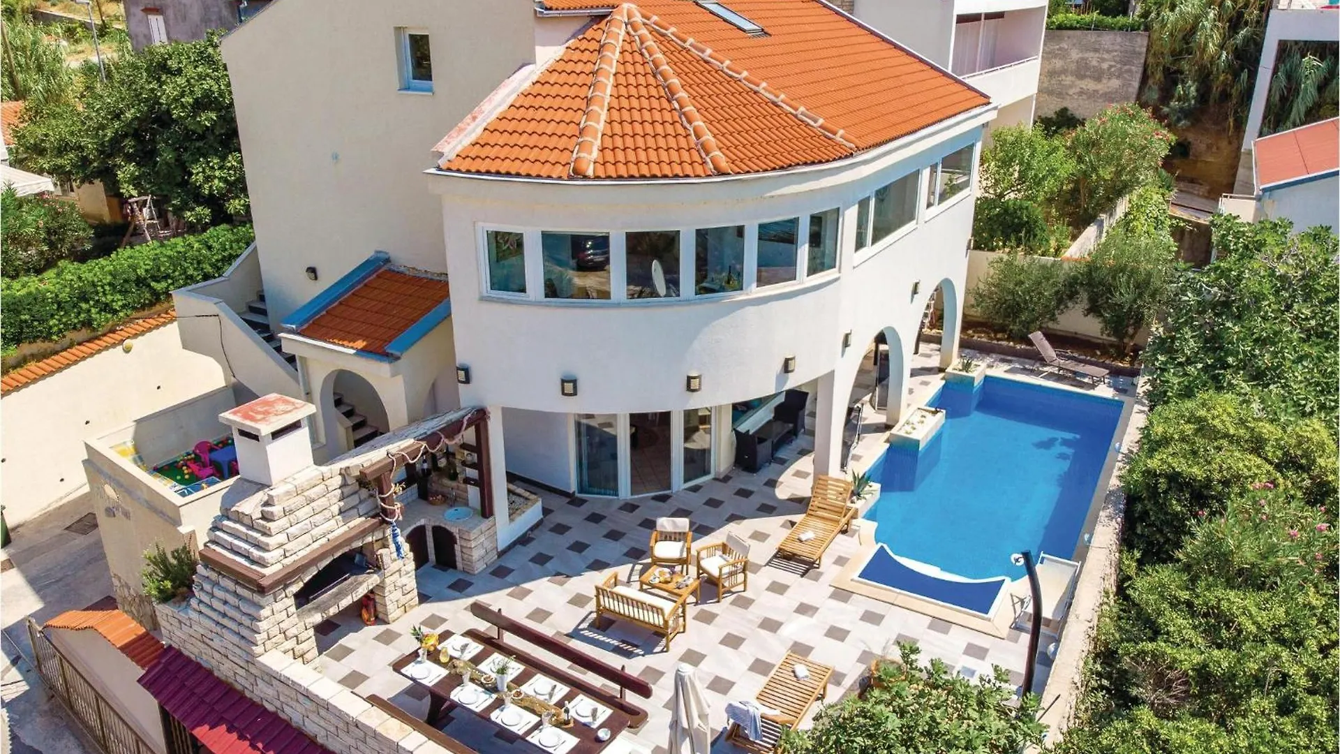 Amazing home in Pag with 6 Bedrooms, WiFi&Outdoor swimming pool Pag Town Vakantiehuis