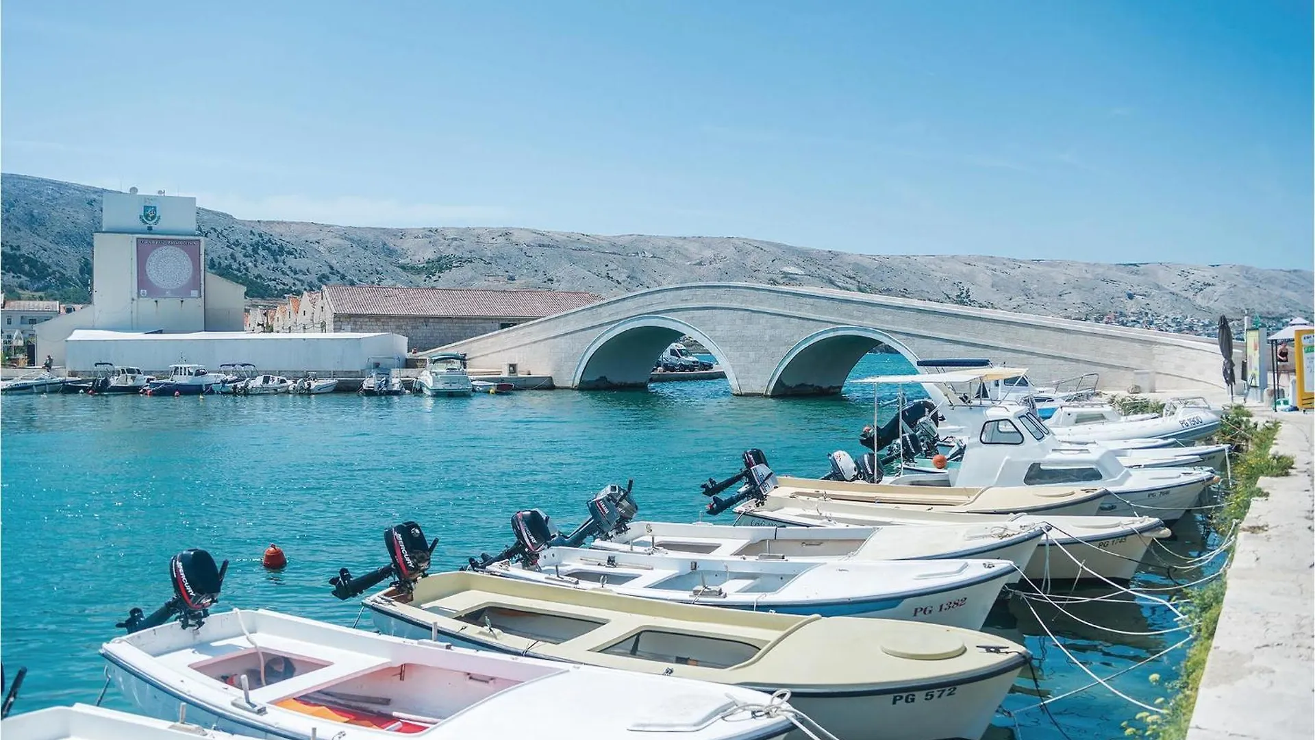 Vakantiehuis Amazing home in Pag with 6 Bedrooms, WiFi&Outdoor swimming pool Pag Town